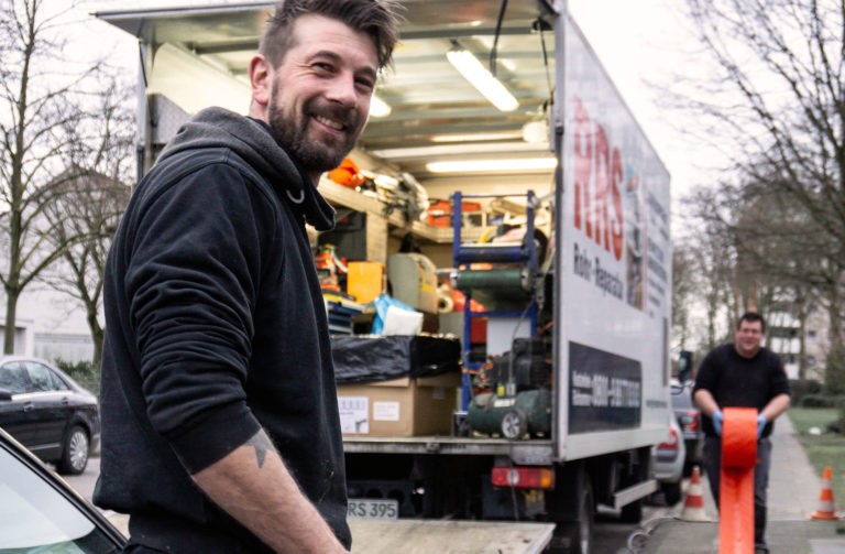 Zwei Handwerker entladen das Equipment für die Kanalreinigung aus einem LKW